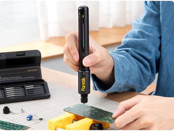 Es enthält 20 hochwertige HSS-Bohrer (von 0,6 mm bis 3,2 mm) und eine winklige Aufbewahrungsbox, die einen einfachen Zugriff und eine einfache Organisation ermöglicht. Die kleinen Fächer eignen sich zur Aufbewahrung von Zubehör und anderen kleinen Gegenständen und verbinden Funktionalität mit Ästhetik. Es ist ein unverzichtbares, hocheffizientes Werkzeug für DIY-Enthusiasten und kreative Köpfe.