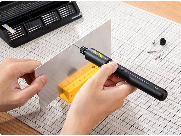 Es enthält 20 hochwertige HSS-Bohrer (von 0,6 mm bis 3,2 mm) und eine winklige Aufbewahrungsbox, die einen einfachen Zugriff und eine einfache Organisation ermöglicht. Die kleinen Fächer eignen sich zur Aufbewahrung von Zubehör und anderen kleinen Gegenständen und verbinden Funktionalität mit Ästhetik. Es ist ein unverzichtbares, hocheffizientes Werkzeug für DIY-Enthusiasten und kreative Köpfe.
