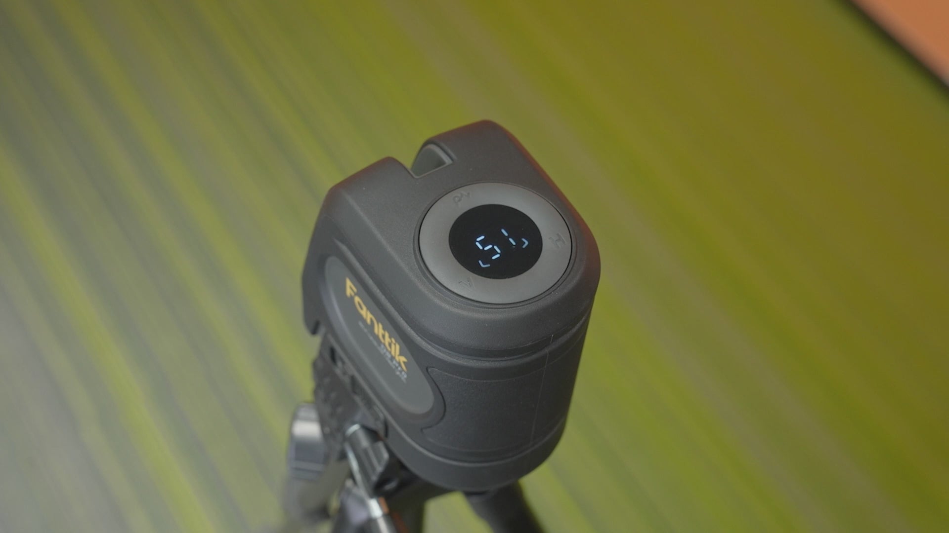 Load video: Fanttik D2 PRO Selbstnivellierend Kreuzlinienlaser mit LED-Bildschirm, 130° Vertikale Abstrahlwinkel, Umschaltbar Horizontal/Vertikal, USB-Aufladung, 2600 mAh Batterie, 30 m Arbeitsbereich, Pulsmodus