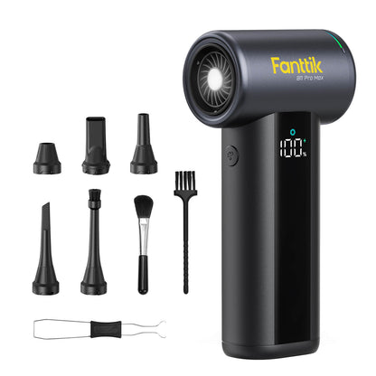 Es zeigt das Fanttik B11 Pro Max Staubgebläse zusammen mit allen mitgelieferten Aufsätzen und Werkzeugen. Das Gerät verfügt über ein digitales Display zur Anzeige des Akkustands. Die umfangreichen Zubehörteile ermöglichen Reinigungs‑ und Aufblasaufgaben in vielen unterschiedlichen Einsatzbereichen.