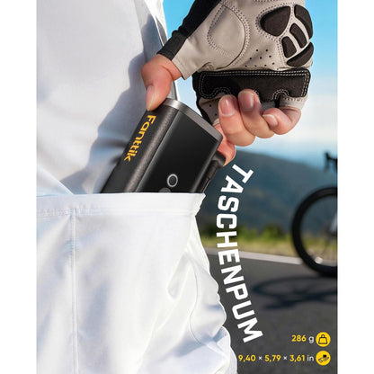 Diese Abbildung zeigt die kompakte Bauweise als Taschenpumpe. Die Fanttik X11 Ace wiegt nur 286 g, die Maße betragen 9,40 × 5,79 × 3,61 Zoll. Sie ist so klein und leicht, dass sie in die Tasche der Fahrradkleidung gesteckt werden kann. Ideal für unterwegs auf Radtouren.